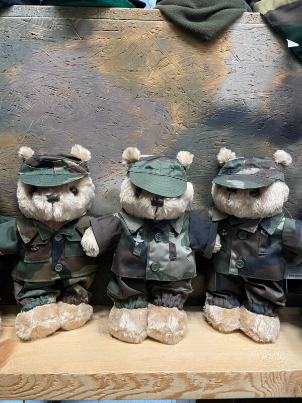 Teddy Bear Indossa una piccola mimetica Woodland con brevetto militare  Materiale: 65% poliestere, 35% cotone. Questa è una tuta mimetica. 