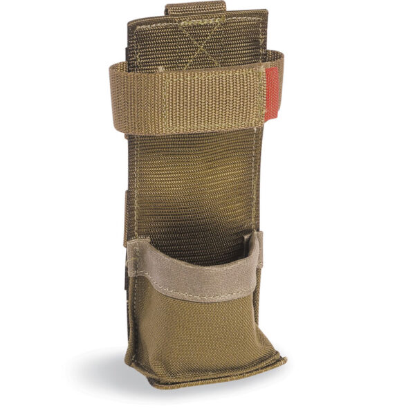 Porta Tourniquet . Accesso rapido in azione con chiusura a velcro. Sistema MOLLE Misure: 12 x 7 x 2,5 cm Peso: 80 g Tessuto 1: CORDURA® 700 den Tessuto Stone grey olive: CORDURA® 700 den con trattamento IRR