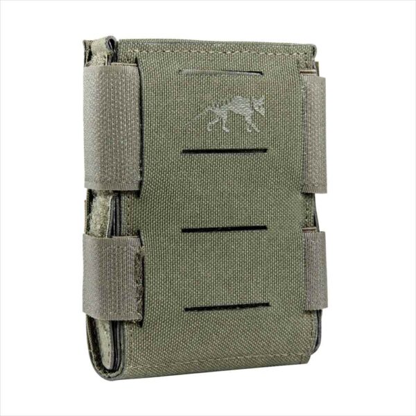 Porta caricatore singolo multicalibro low profile per M4 / PMAG G36 / Sig / ecc. Sistema MOLLE. Sistema MOLLE nella parte frontale per il fissaggio opzionale di ulteriori pouch. Misure: 11 x 7,5 x 2,5 cm Peso: 70 g Tessuto 1: CORDURA® 700 den